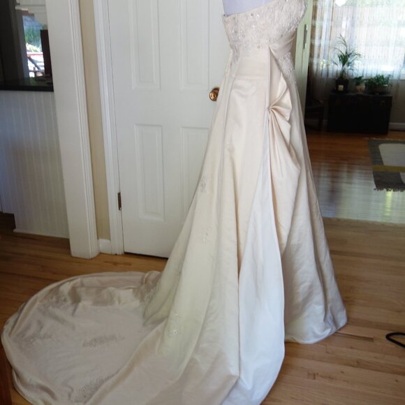 NWT $599 DAVID’S BRIDAL Champaign Beaded Pleated Sleeveless Wedding Dress – Sz 4 - Picture 4 of 11